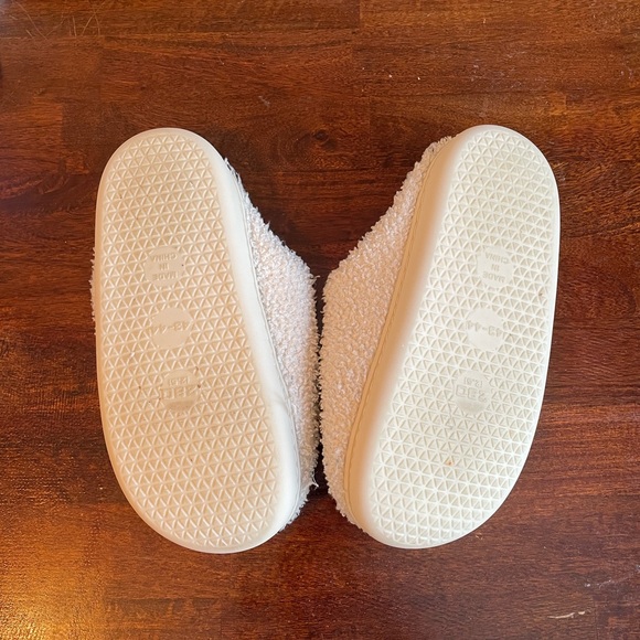 Smiley Face Slippers - Size 43-44 - Picture 4 of 4